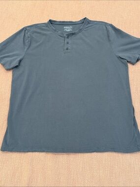 Kenneth Cole large Men's Short Sleeve gray Henley / t-shirt